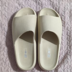 32 Degrees Cream Sandals